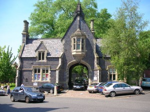 Warstone Lane Cemetery Lodge, taken by Wikipedia user Oosoom. Click to visit the image's page.